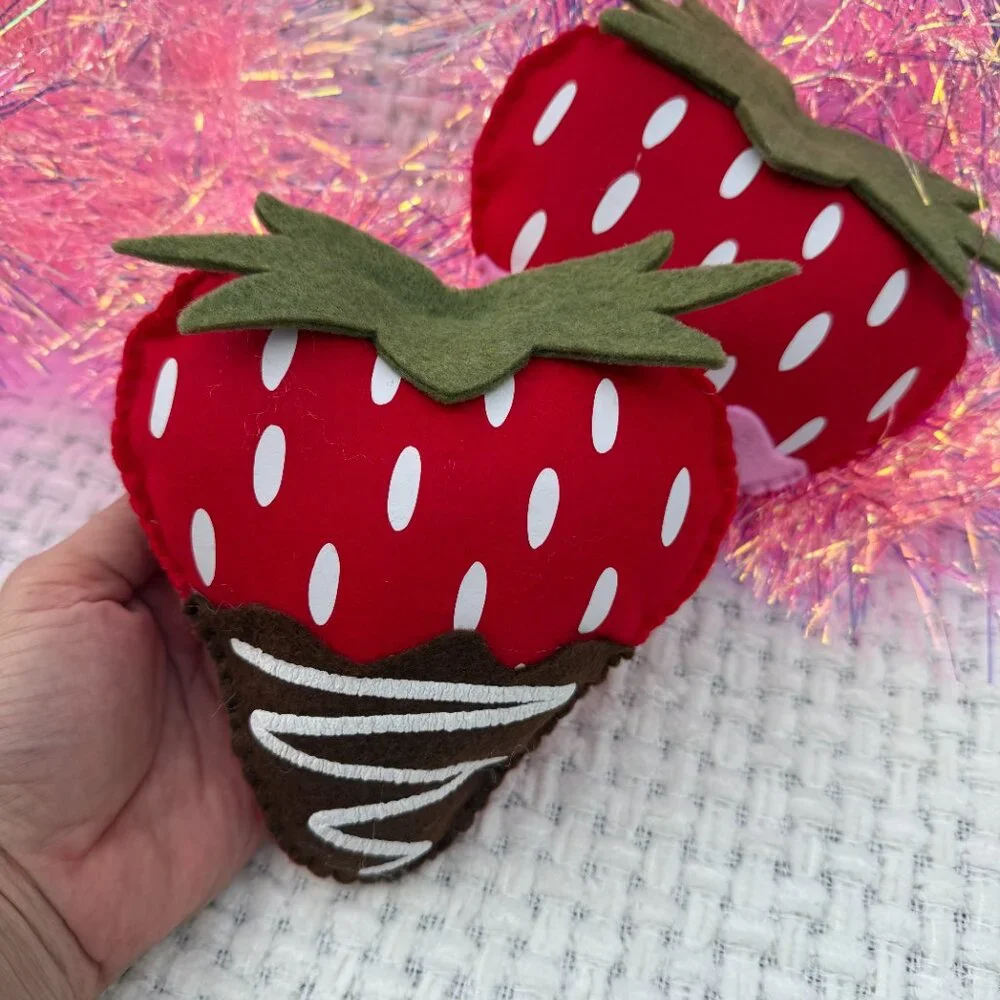 Strawberry felt wreath attachment/ strawberry decor/ home decor